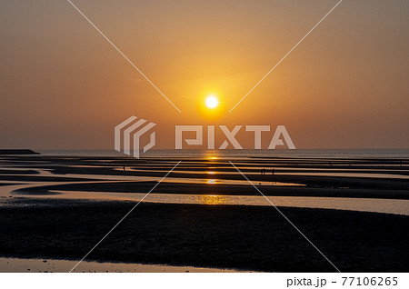 干潟の絶景 真玉海岸 夕景 干潟の絶景 真玉海岸 夕景 77106265