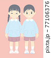 手をつなぐスモッグを着た幼稚園児 77106376