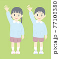 手を上げるスモッグを着た幼稚園児 77106380