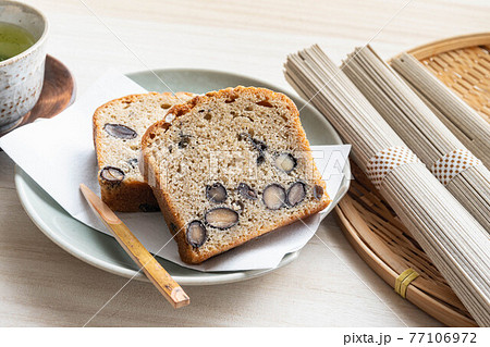 蕎麦粉と黒豆のスポンジケーキ 77106972