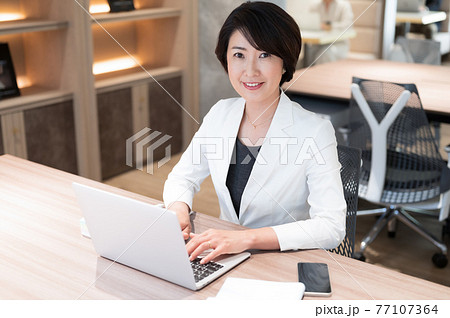 オフィスで仕事をするミドルの女性   撮影協力「＋SHIFT NOGIZAKA」 77107364