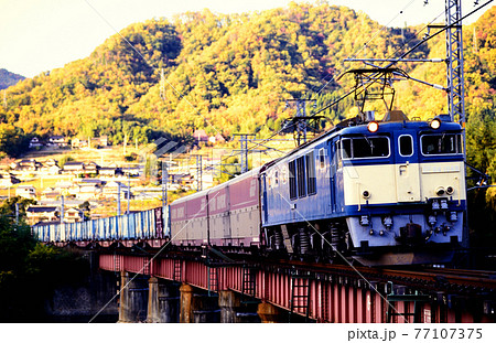 1997年　伯備線を走るEF641048コンテナ貨物列車 77107375