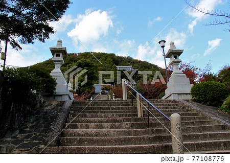 甲山の南側の山麓に位置する甲山大師神呪寺 大師道より階段、本殿、甲山そして青空を望む 甲山の南側の山麓に位置する甲山大師神呪寺 大師道より階段、本殿、甲山そして青空を望む 77108776