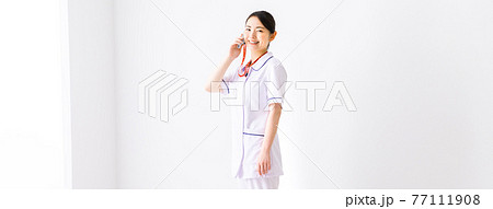 急患の連絡を受ける看護師 77111908