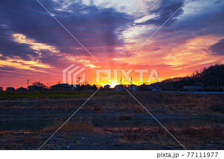 春の朝空 春の朝の朝焼け ー 朝焼けをドラマチックに演出する雲の写真素材