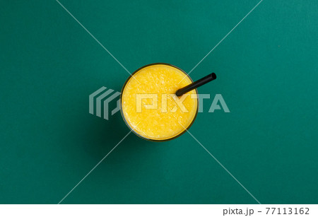 glass of fresh orange juice 77113162