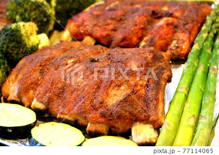 BBQ料理の定番、絶品スペアリブ 77114065