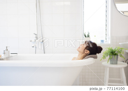お風呂に入る若い女性 77114100