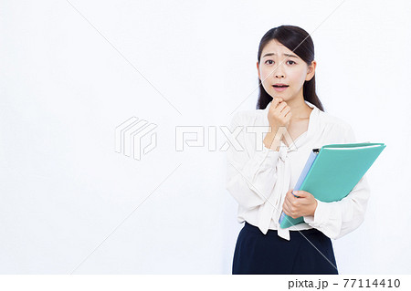 びっくりしている30代のビジネスウーマン びっくりしている30代のビジネスウーマン 77114410