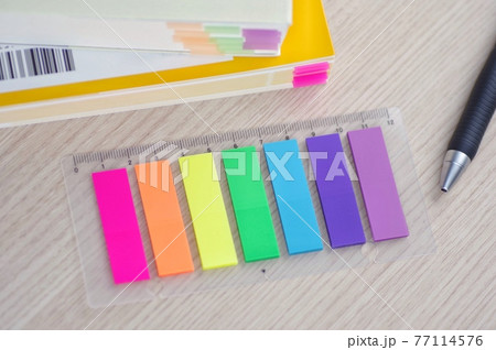付箋と本 勉強イメージ 77114576