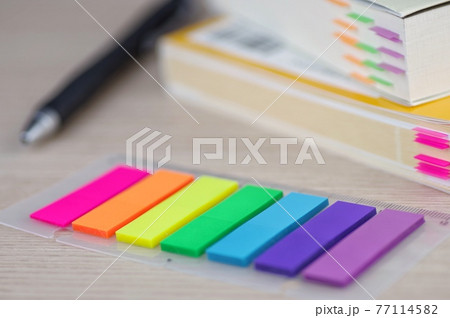 付箋と本 勉強イメージ 77114582