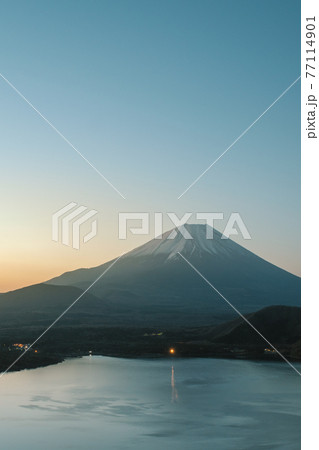 夜明けの富士山と本栖湖 夜明けの富士山と本栖湖 77114901