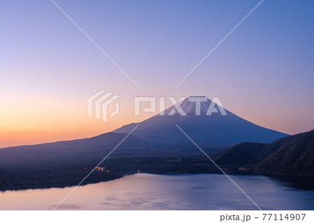 夜明けの富士山と本栖湖 77114907