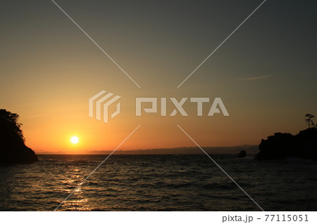 伊豆半島の西伊豆の夕日 伊豆半島の西伊豆の夕日 77115051