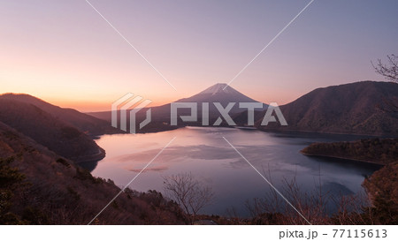 夜明けの富士山と本栖湖 夜明けの富士山と本栖湖 77115613