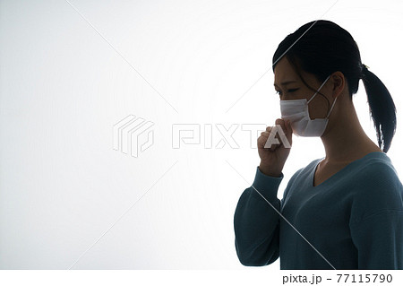 女性　咳　シルエット　薄め 77115790