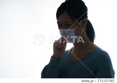 女性　咳　シルエット　薄め 77115793