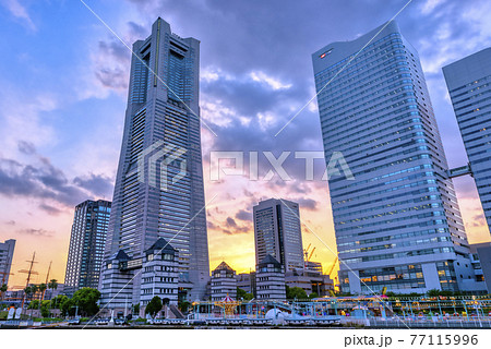 横浜桜木町の都市風景 夕焼け 横浜桜木町の都市風景 夕焼け 77115996