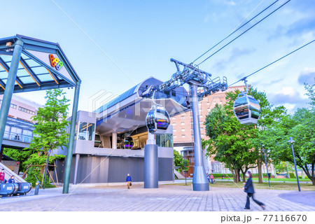 横浜桜木町の都市風景　ロープウェイ　ワールドポーターズ側 77116670