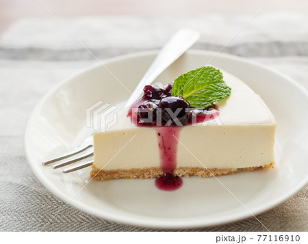 ブルーベリーソースをかけたレアチーズケーキ ブルーベリーソースをかけたレアチーズケーキ 77116910