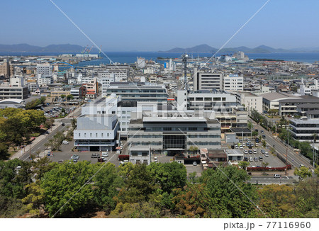丸亀城から見る丸亀市街と瀬戸内海（丸亀市役所新庁舎、丸亀港） 77116960