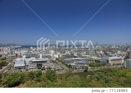 丸亀城から見る丸亀市街と瀬戸内海（丸亀市役所新庁舎、丸亀港、大手前丸亀中学校・高校、瀬戸大橋） 77116963