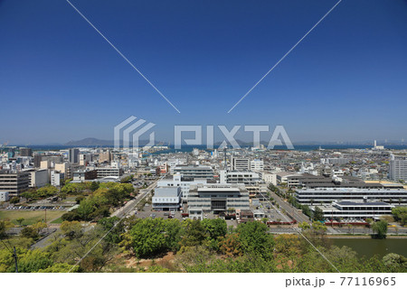 丸亀城から見る丸亀市街と瀬戸内海(丸亀市役所新庁舎、丸亀港) 丸亀城から見る丸亀市街と瀬戸内海(丸亀市役所新庁舎、丸亀港) 77116965