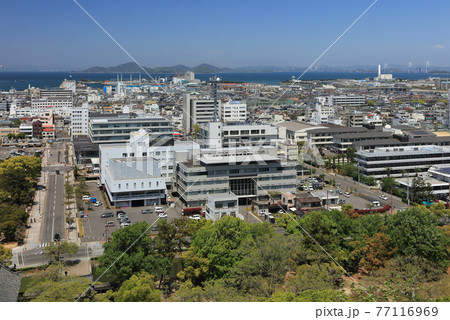 丸亀城から見る丸亀市街と瀬戸内海(丸亀市役所新庁舎、丸亀市立東中学校) 丸亀城から見る丸亀市街と瀬戸内海(丸亀市役所新庁舎、丸亀市立東中学校) 77116969