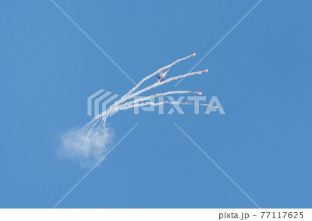 スウェーデン空軍サーブJAS39Cグリペンのフレア 77117625