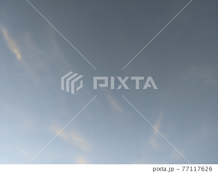 公園からみた夕方の空 77117626