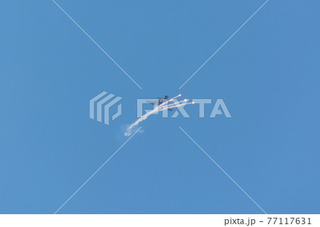 スウェーデン空軍サーブJAS39Cグリペンのフレア 77117631