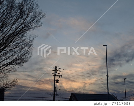 公園から見えた夕焼けの空 77117633