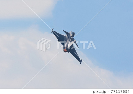 雲上のスウェーデン空軍サーブJAS39Cグリペン 77117634