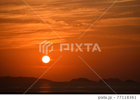 沖縄 那覇空港沖の夕景 77118361