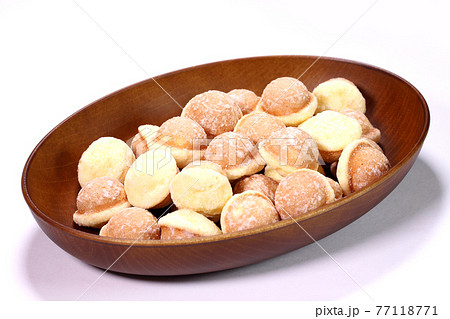 皿に盛った鈴カステラの写真素材 [77118771] - PIXTA