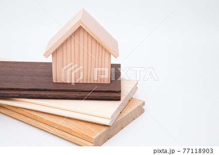 住宅と床材　コピースペース 77118903