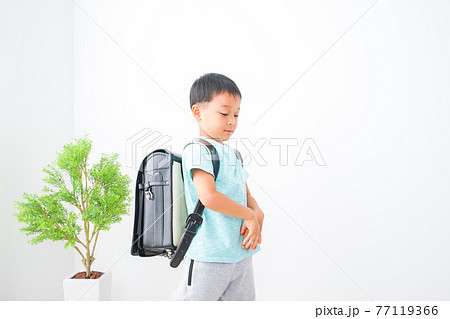 ランドセルを背負った男の子 ランドセルを背負った男の子 77119366
