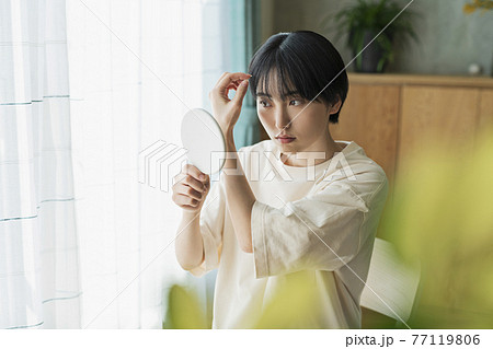 スキンケアをする女性 スキンケアをする女性 77119806