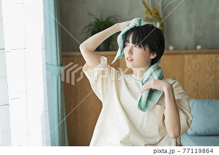 風呂上りに髪を拭く女性 風呂上りに髪を拭く女性 77119864