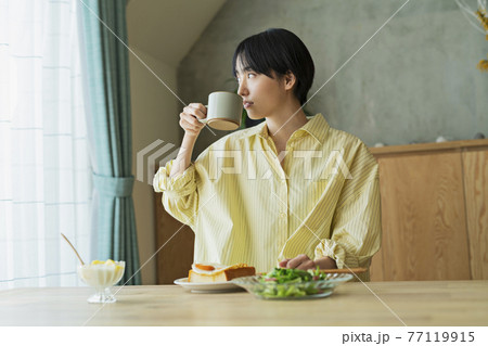 朝食を食べる女性 77119915
