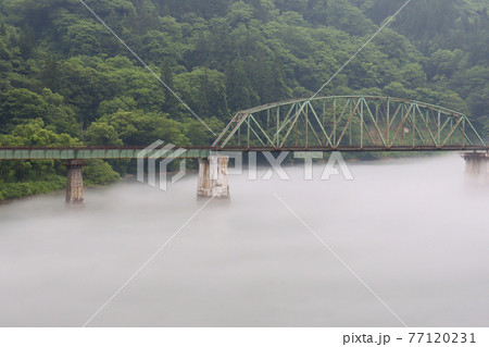 只見川に架かるJR只見線「第五只見川橋梁」の川霧の風景　（福島県大沼郡金山町） 77120231