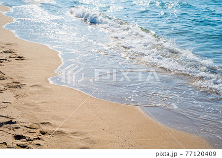 綺麗な海の波打ち際 浜辺 背景素材 の写真素材