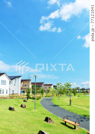爽やかな青空と街の公園 爽やかな青空と街の公園 77121041