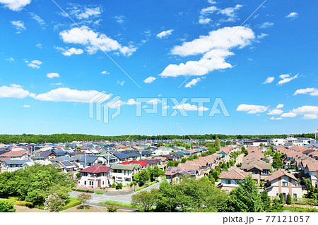 爽やかな夏の青空と街の風景 爽やかな夏の青空と街の風景 77121057