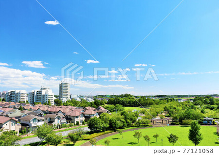 爽やかな夏の青空と街の風景 爽やかな夏の青空と街の風景 77121058