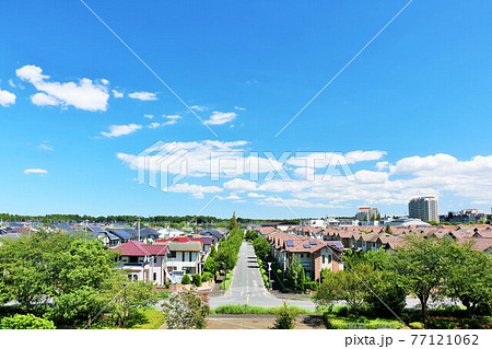 爽やかな夏の青空と街の風景 77121062
