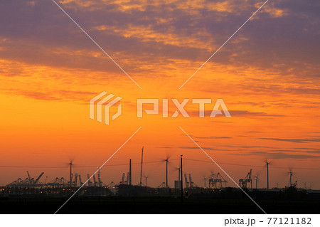 Sunrise in the port of Antwerp 77121182