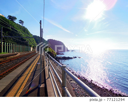 【新潟県】目の前が日本海、青海川駅[1] 77121294