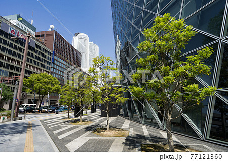 名古屋市中村区　名古屋駅前都市風景　モード学園スパイラルタワーズ前からJRセントラルタワーズを望む 77121360