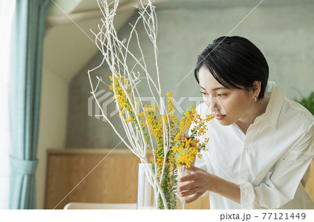 花瓶に花を生ける女性 花瓶に花を生ける女性 77121449